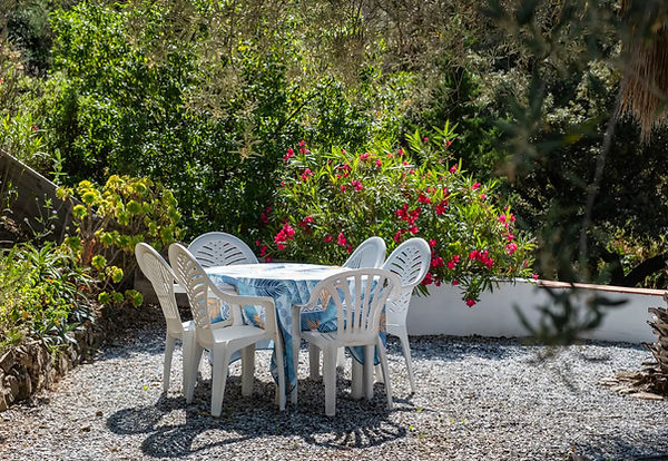 im grünen Garten der Finca genießen