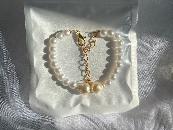 Bracelet en perles blanches avec fermoir doré
