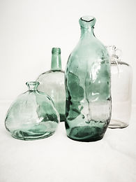 Grüne Vasen gemietet von der Dekowerkstatt in Graz.