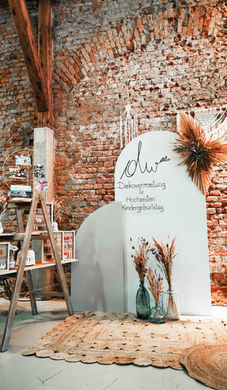 Backdrop aus Holz, der individuell von der Dekowerkstatt an die besonderen Wünsche des Brautpaares angepasst werden kann