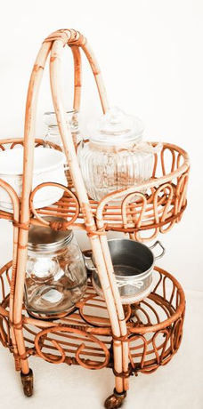 Candybarzubehör, darunter bunte Gläser, Süßigkeitenbehälter und Dekorationselemente für eine stilvolle und appetitliche Präsentation von Leckereien