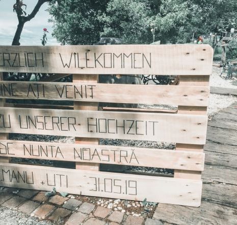 Sitzplan auf einer stilvollen Holzpalette von der Dekowerkstatt: Ein rustikales und kreatives Element für die Gästeplatzierung bei der Veranstaltung