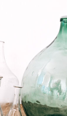 Eine vielseitige und charmante Auswahl an Vasen für eine festliche Tischdekoration oder Eventgestaltung