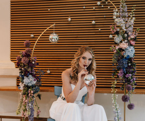Hochzeitshintergrund mit der Braut für eine Discohochzeit in den Farben lila und blau. Dekoration von der Dekowerkstatt.