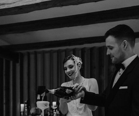 Brautpaar beim einschenken eines Champagner Towers.