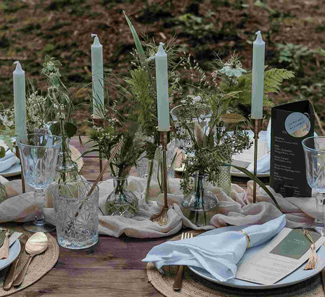 elegante Tischdekoration in Gold und olivfarbener Dekoration