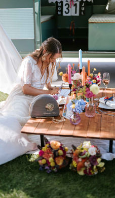 Picknicktisch mit bunten Elementen für eine Hochzeit, die man leihen kann.
