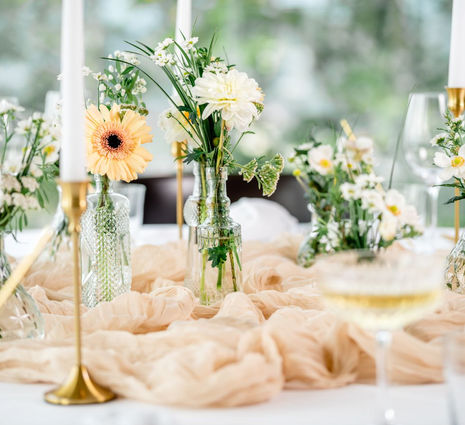 elegante Tischdekoration am Schloßberg in Gold und Beige-Tönen