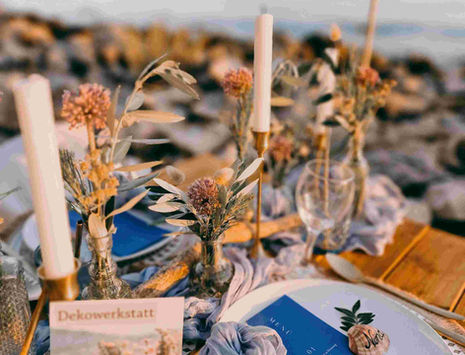 Tischdekoration mit blauen Tischläufern, blauen Servietten und den dazu passenden Menükarten.