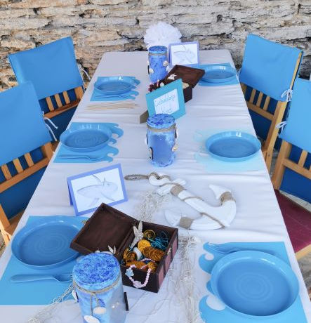 Ein Tisch der mit dem Meeresmotto eingedeckt ist.