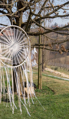 Der Traumfänger, der an einem Baum hängt, hat eine wundervolle Taufe geschmückt