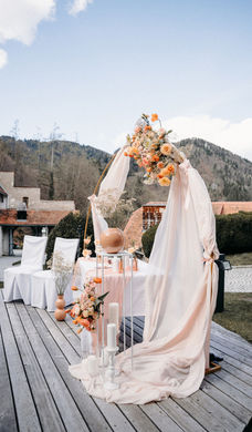 Traubogen mit mit tollem Stoff und Blumen in Peach verschönert.