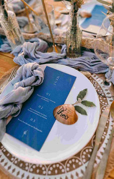 Platz eines Gast bei einer Meerhochzeit in Blautönen und den dazu passenden Menükarten.