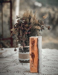 Blumen und Holzdekoration für Trauung von Dekorateurin in Graz gemietet.