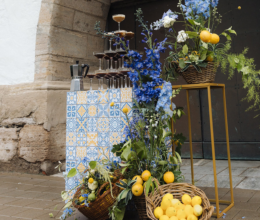 Ein Affogattotower auf einem selbst designten Tisch im Amalfi-Fliesenmuster von Manuela Egger, der Inhaberin der Dekowerkstatt mit vielen Zitronen und Körben, die man bei ihr mieten kann.