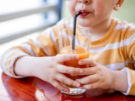 لماذا عصير الفاكهة لا يعتبر خيارًا جيدًا للأطفال ؟ ما هي البدائل؟