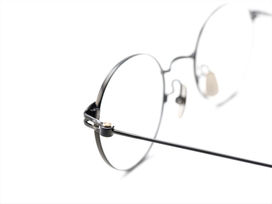 軽くて丈夫、チタンのめがね