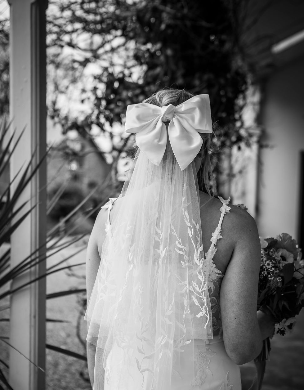 Veil with detachable bow