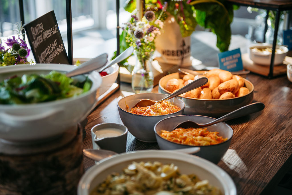 Herzhaftes Buffet mit Salaten, Brot und Snacks in der Location Alster