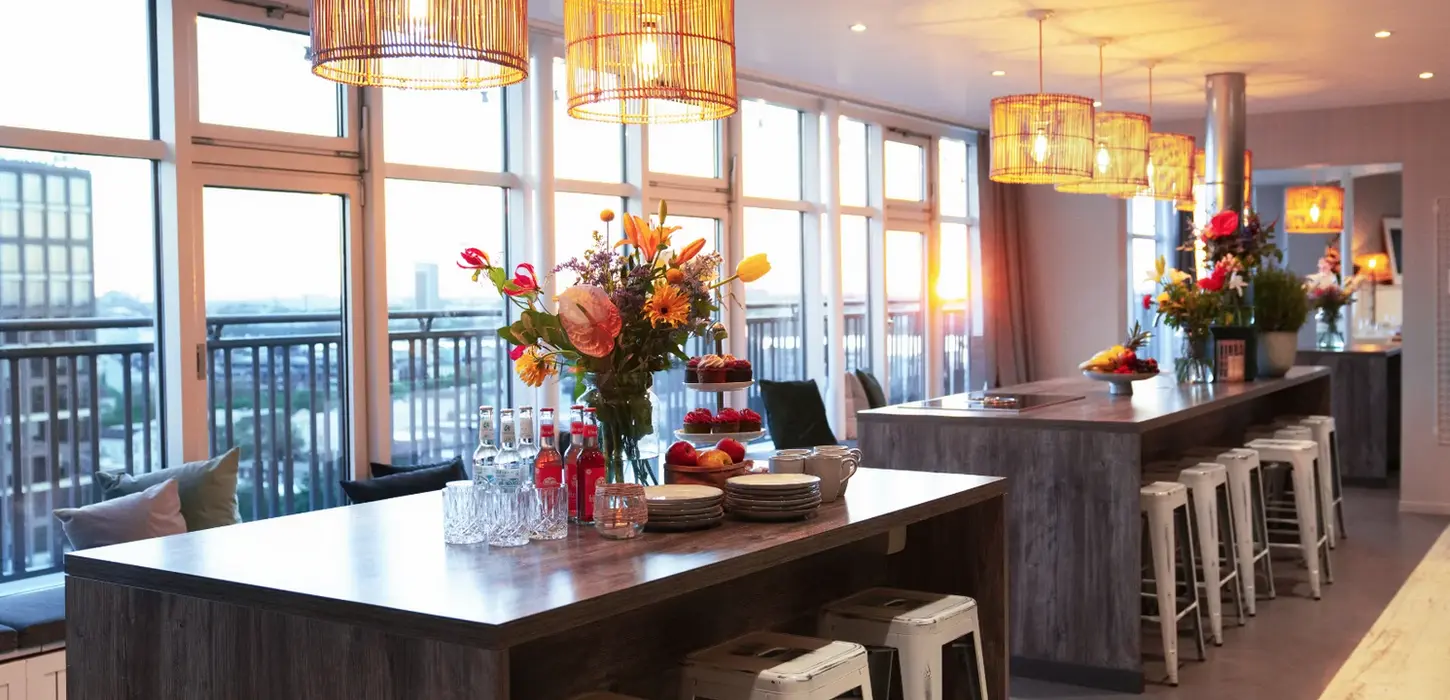 Sitzinseln mit Barhockern ideal für ein Get-together beim Afterwork Event in Hamburg