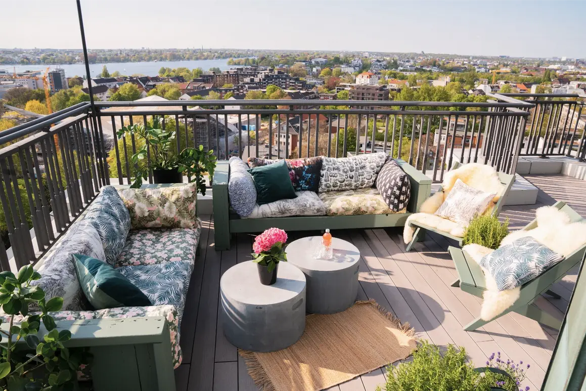 Gemütliche Dachterrasse der Location Alster in Hamburg mit Lounge-Möbeln