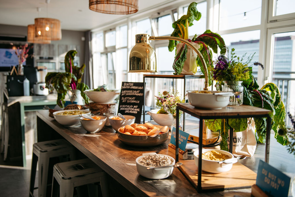Buffetbereich in der Location Alster in Hamburg mit Fingerfood und frischen Speisen