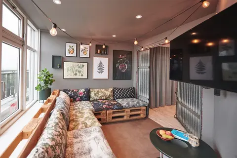 Gemütliche Sitzecke mit Fernseher