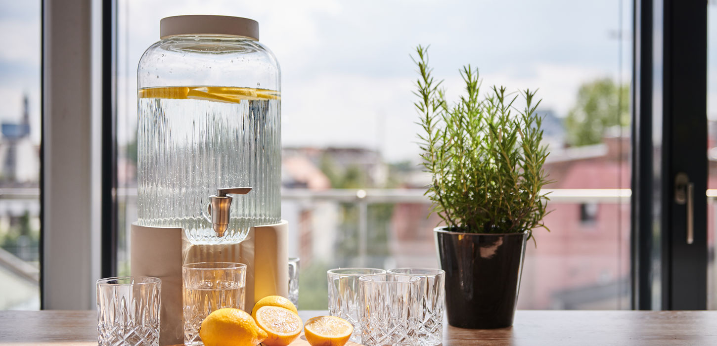 Wasserspender mit frischen Zitronen