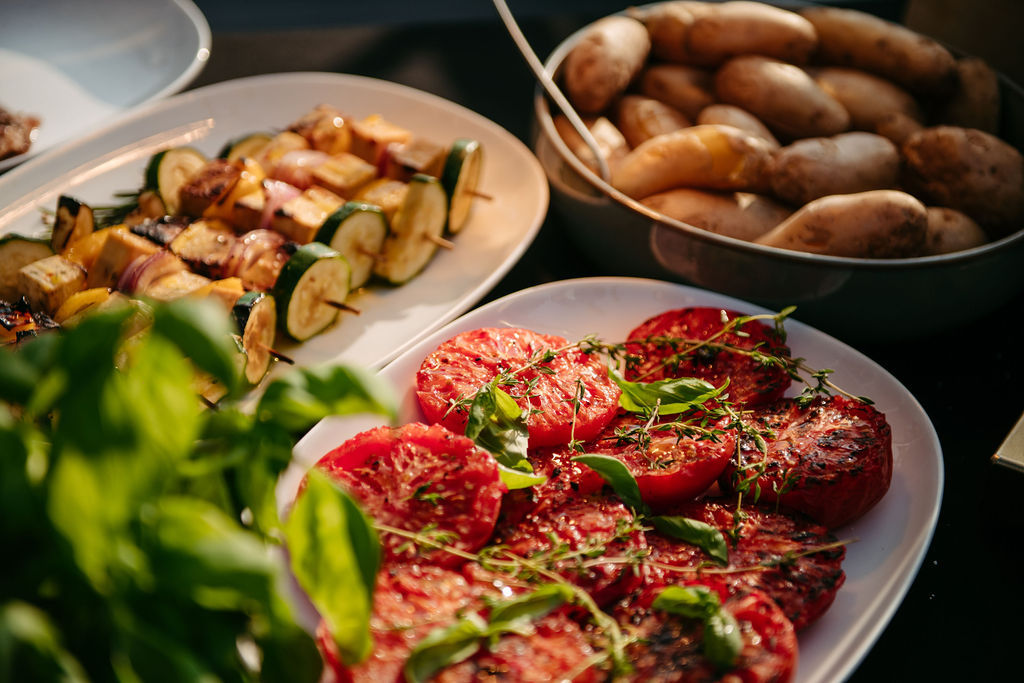 Mediterrane Beilagen mit Grillgemüse, Tomaten und Kartoffeln in der Location Alster