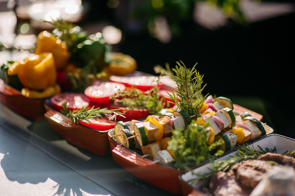 Vegetarische Grillspieße und frisches Gemüse beim Catering in der Location Alster