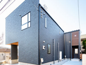 【鎌倉市大船2棟】自然を感じるレッドシダー貼りの天井・スタイリッシュモダンな外観