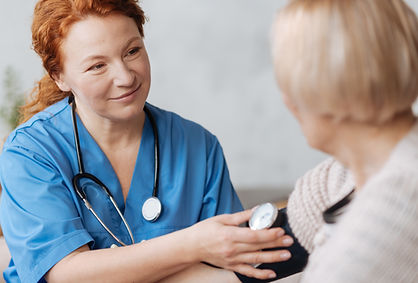 cancérologue examinant une patiente atteinte de cancer du poumon