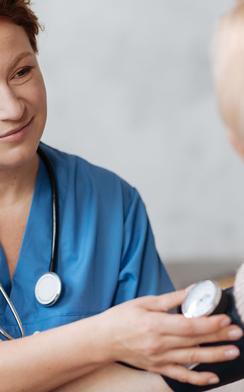 Sjuksköterska som tar hand om patienten