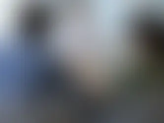 زوجان يجلسان أمام طبيبة في غرفة استشارة هادئة، بينما تستمع إليهما عند مكتب عليه ملف طبي مغلق.