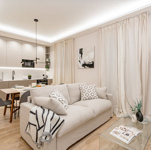 Cocina integrada en salón con comedor, decoracion en tonos beige y claros.