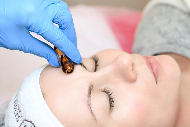 ampolla-vitamina-c-aplicacion-directa-rostro-procedimiento-mesoterapia-ayuda-dermapen_3774