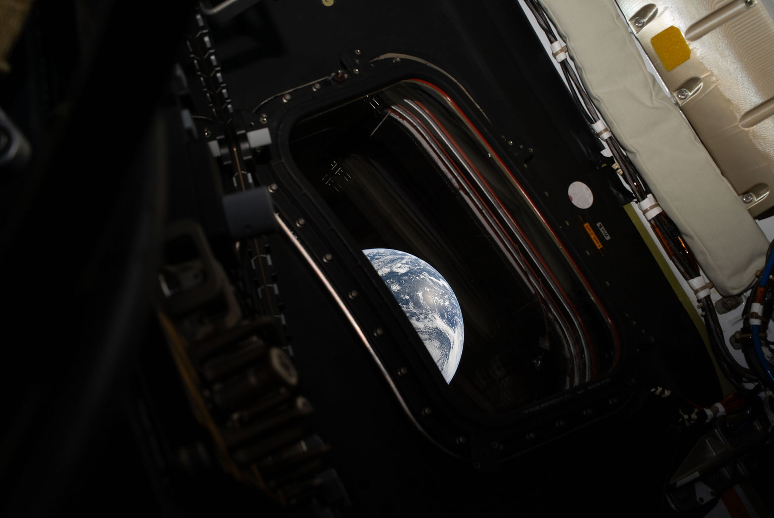 Artemis_II_Looking_Back_at_Earth_(art002e000191).jpg