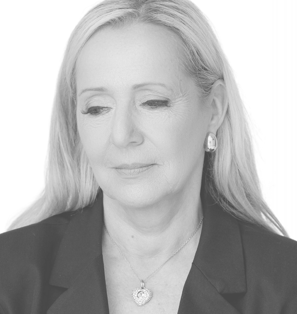 Susan SW 2026 - 25 - Dunkler Blazer - gesenkter Blick andaechtig.png