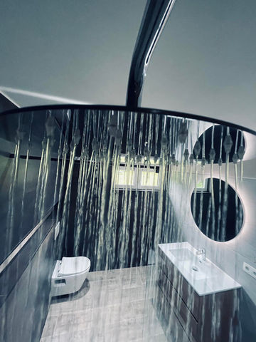Salle de Bain Élégante et Moderne aux Tons Foncés
