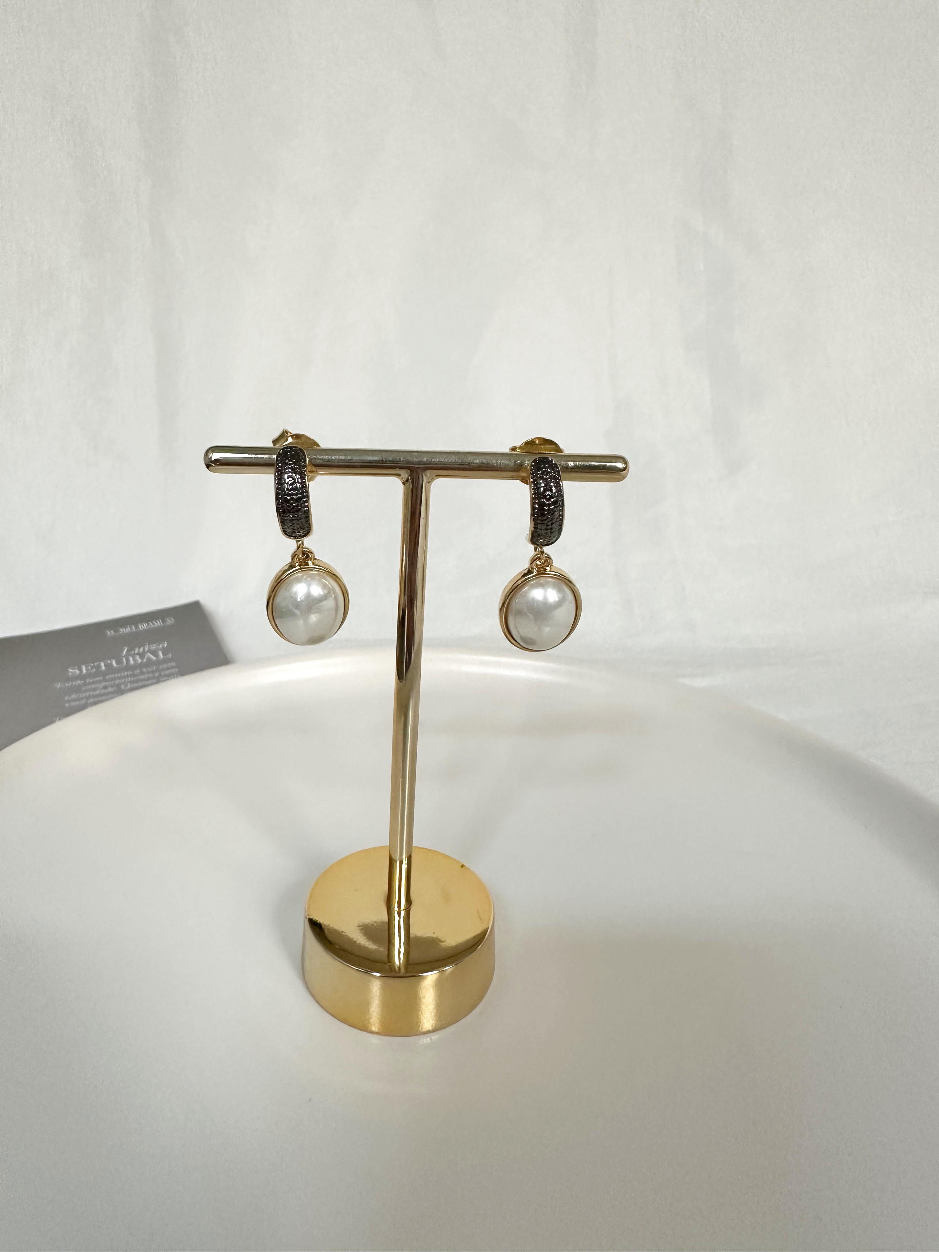 Brinco em Pérola Shell e Ródio Negro - Pêndulo