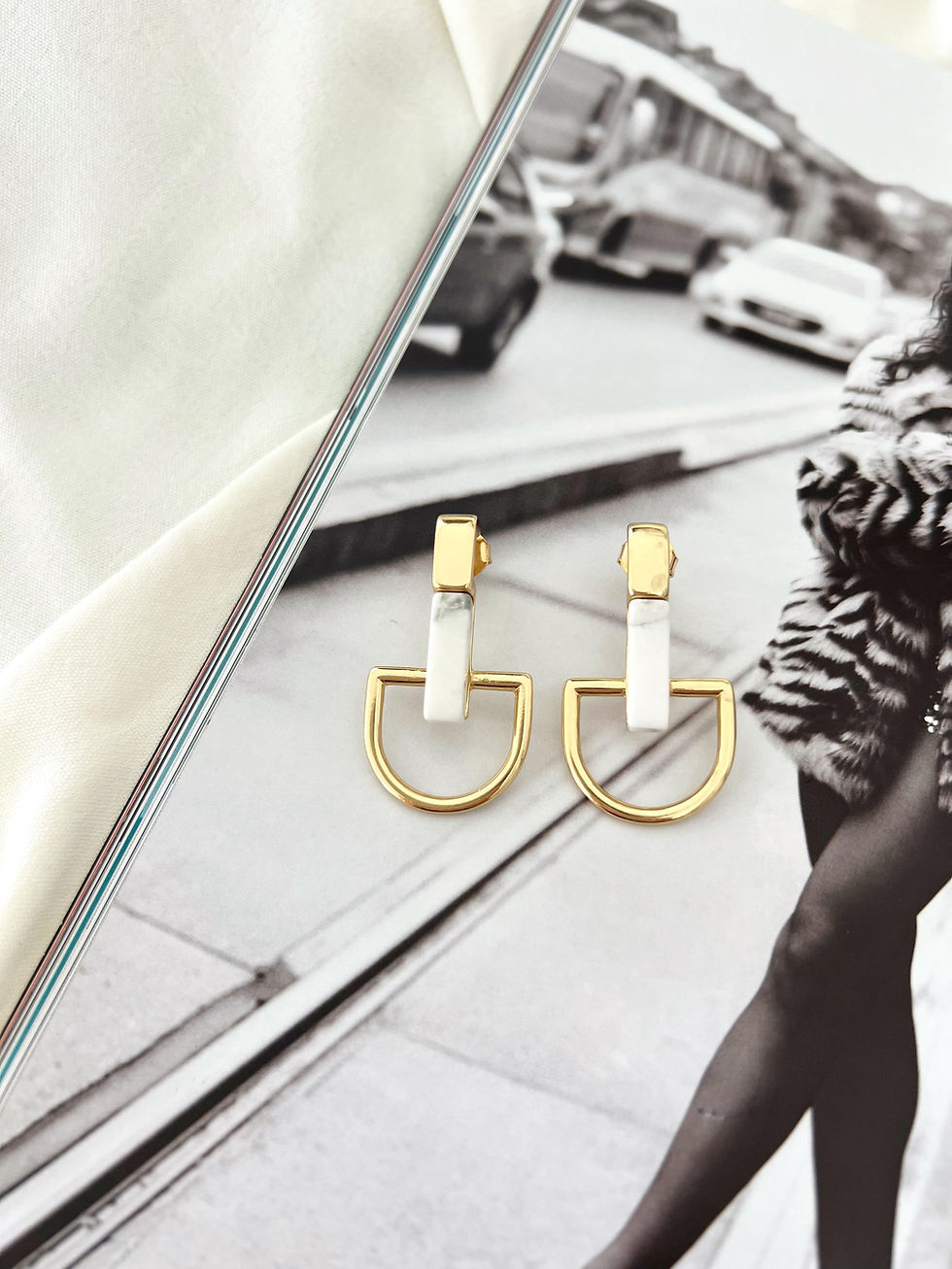 Miniatura: Brinco Dourado em Howlita