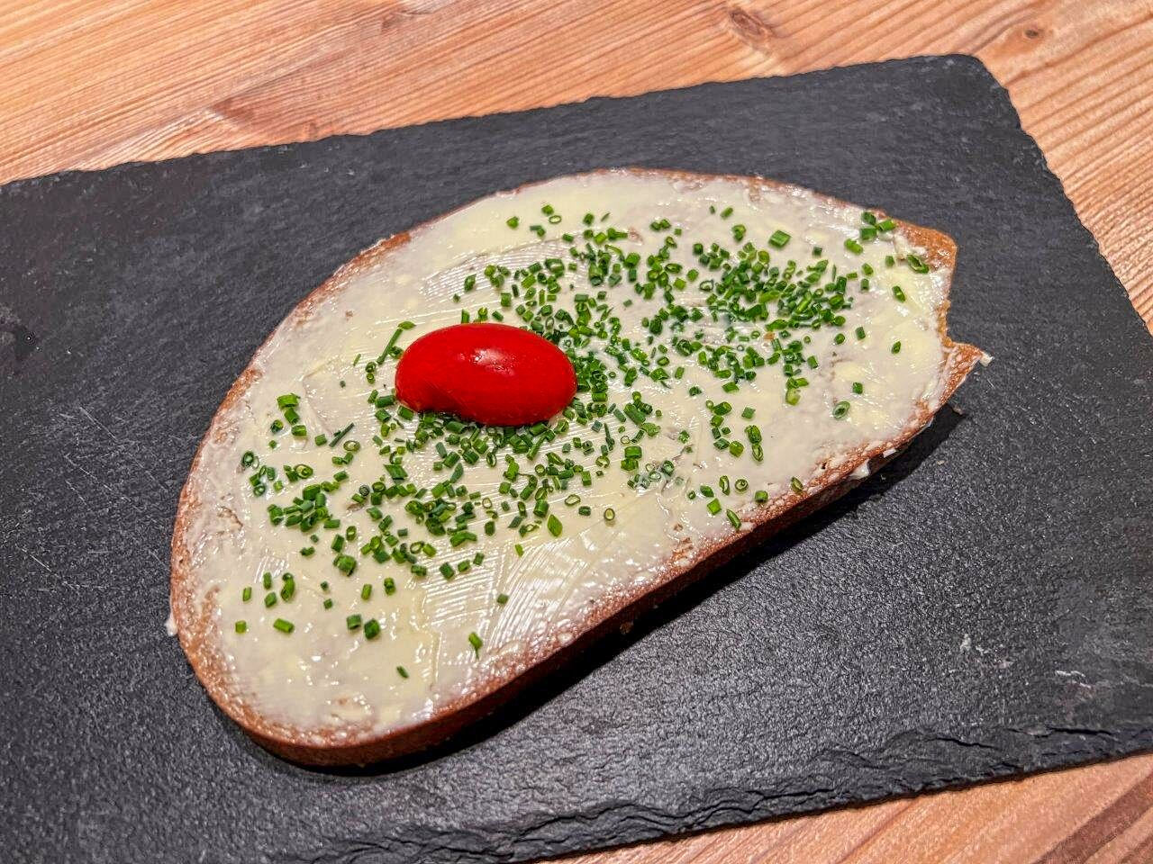 Butterbrot (Schwarzbrot) mit Schnittlauch