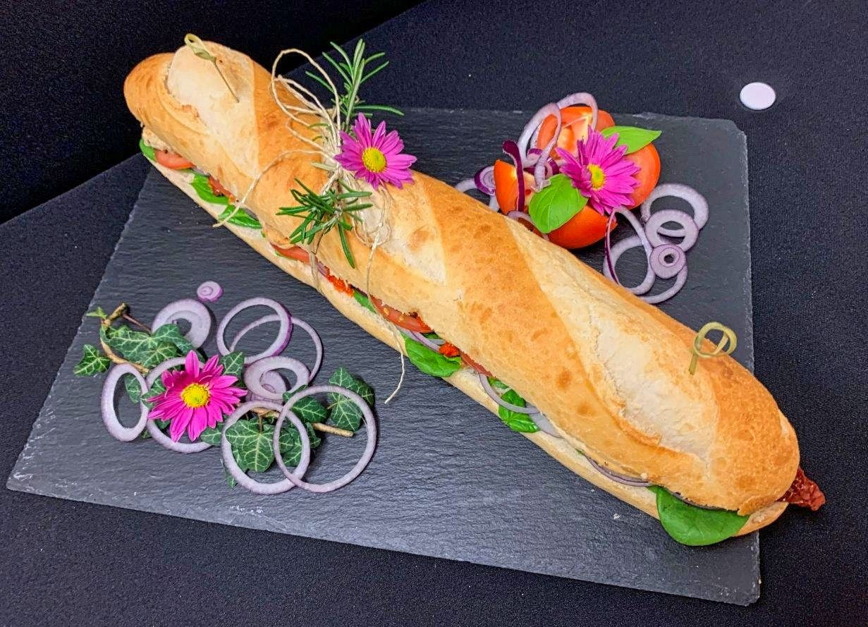 Baguette mit Hühnchen und Blattspinat