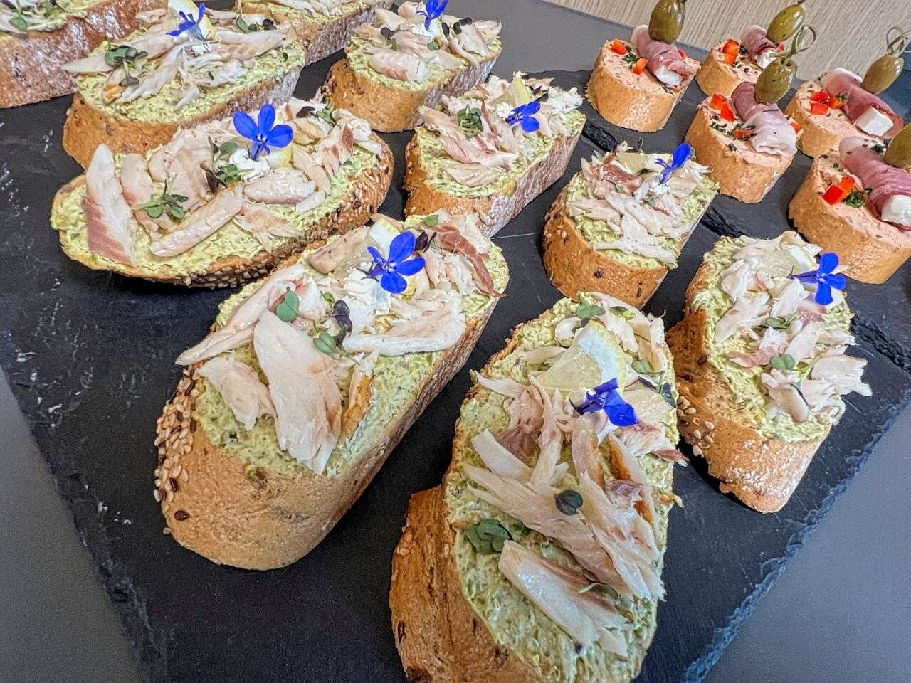 Spargel/Pistazien-Aufstrichbrötchen