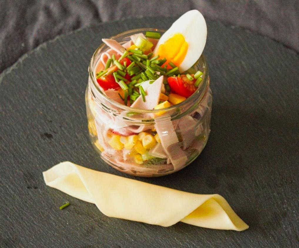 Wurstsalat mit Käse im Gläschen