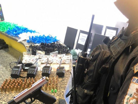 PM prende dupla com pistola, granada e carga de drogas em comunidade de Macaé