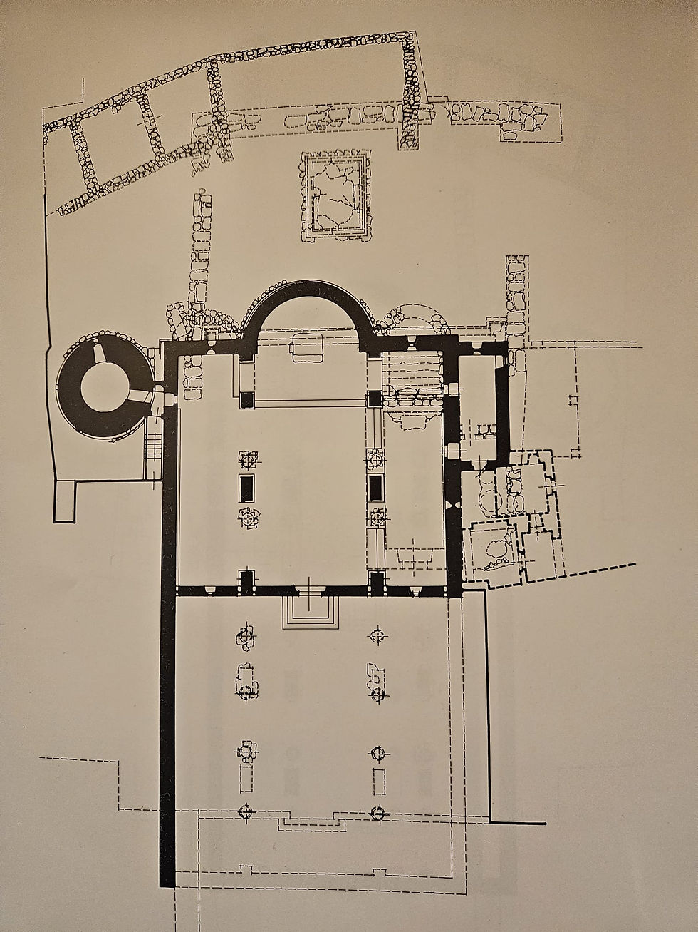 PIEVE A SÓCANA, pianta della chiesa attuale accorciata di tre campate nel XV secolo                                                            (disegni di Pamela Ranfagni, in A. Scarini, 1996)