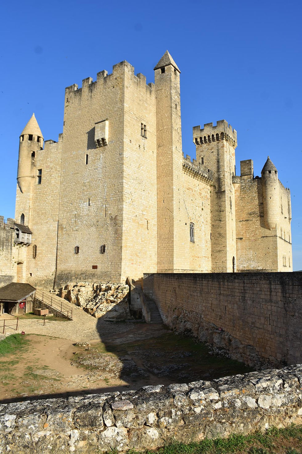 BEYNAC-et-CAZENAC, Château de Beynac, il mastio e la fronte sud-ovest del castello di scorcio