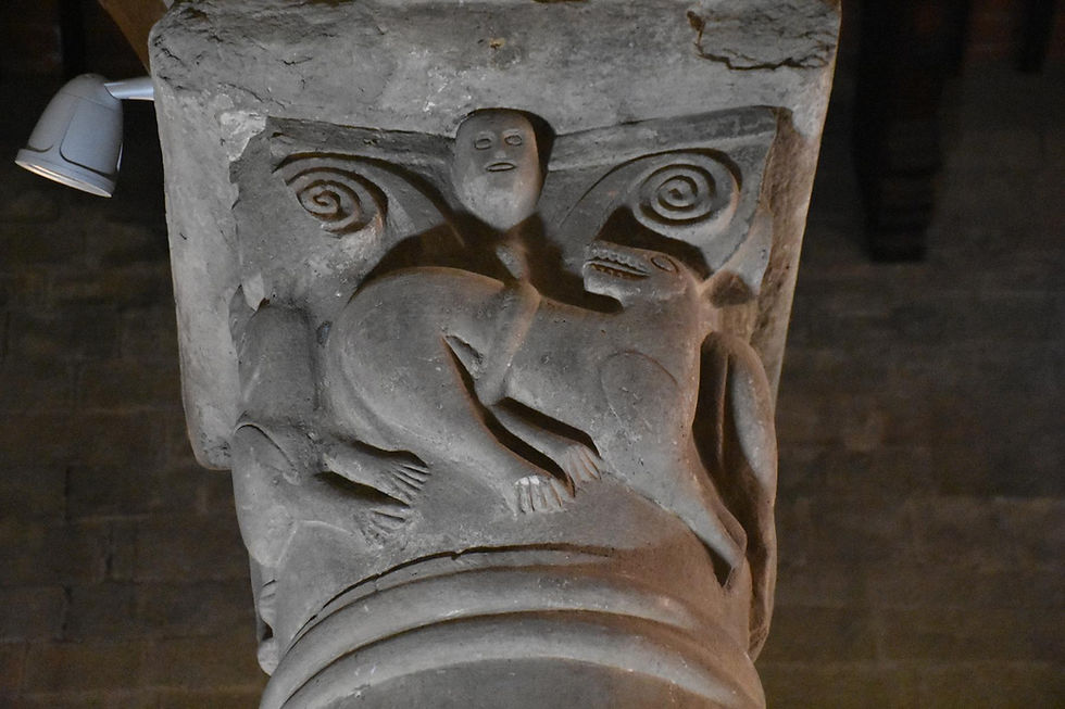 STIA, Pieve di Santa Maria Assunta, capitello col drago (altro lato)