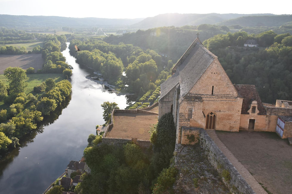 BEYNAC-et-CAZENAC, Château de Beynac, la chiesa castrale e la Dordogna verso ovest